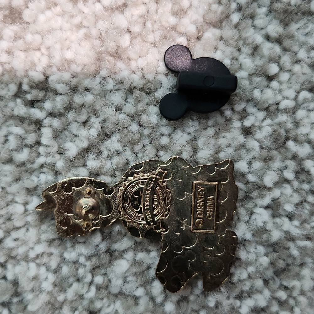 Peter Pan Authentic Disney Trading Pin - Picture 2 of 2